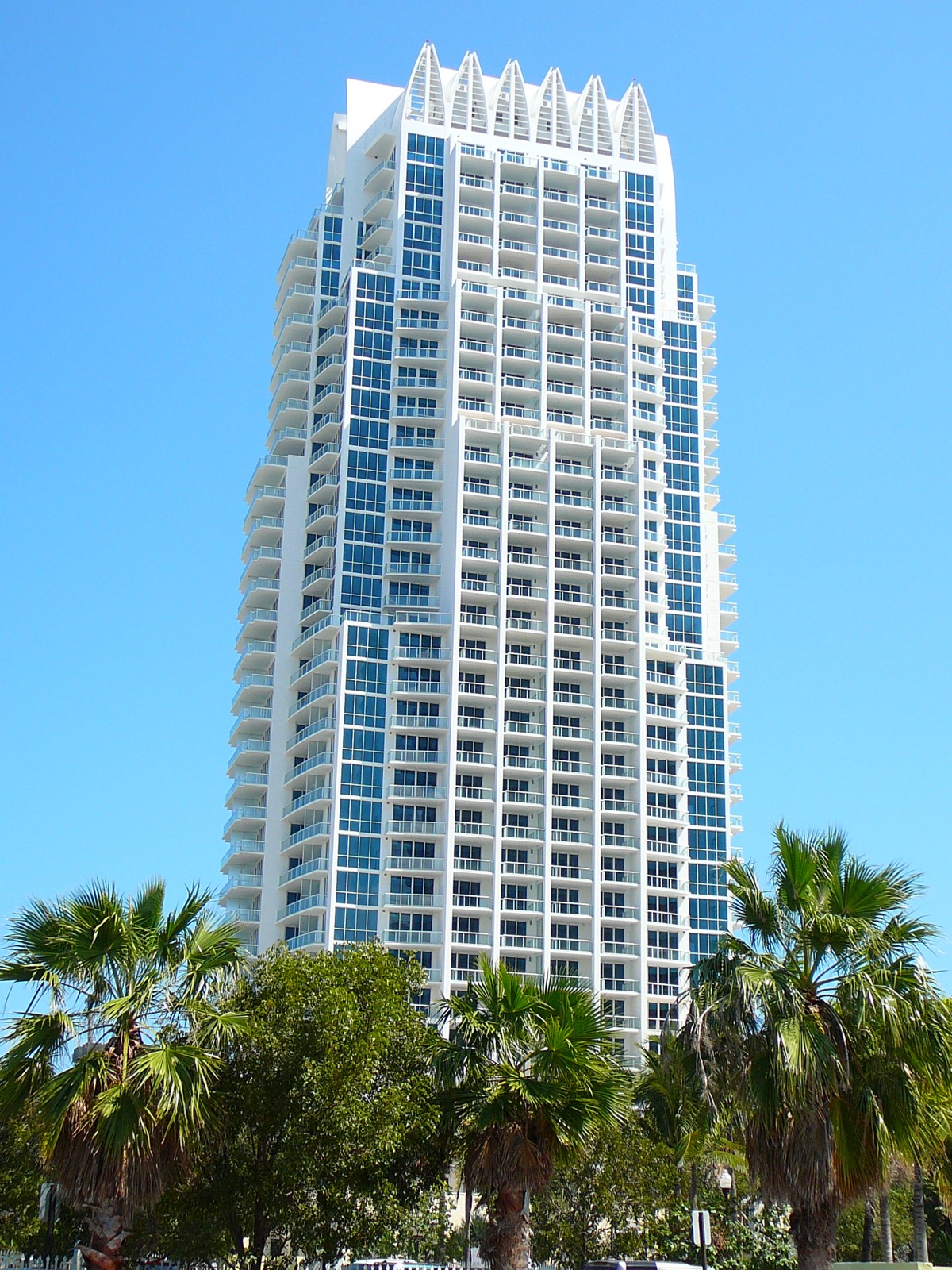 Continuum North Tower, South of Fifth